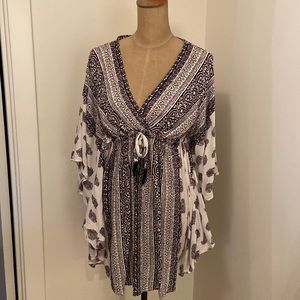 Caftan style dress or tunic, size M, white and black